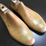 Två använda träskoläster med olika form och markerade detaljer