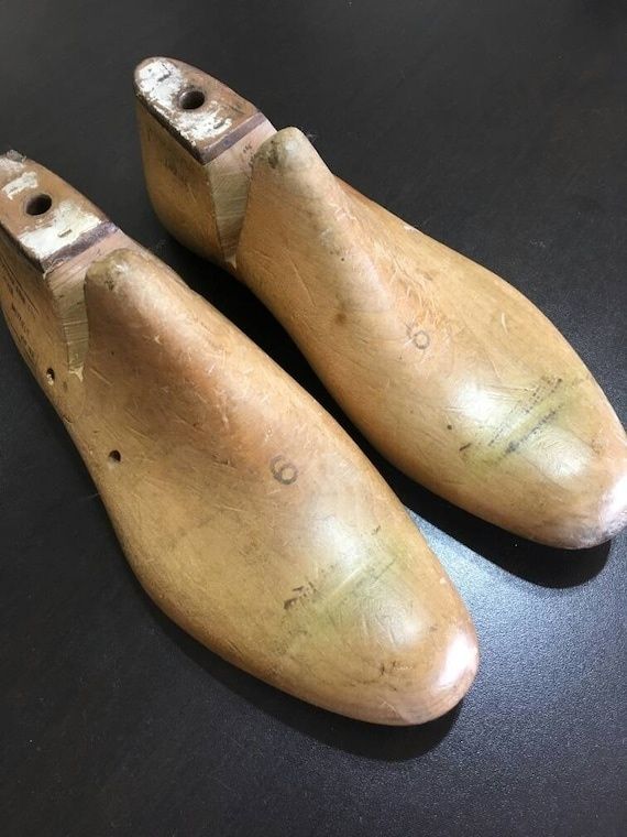 Två använda träskoläster med olika form och markerade detaljer